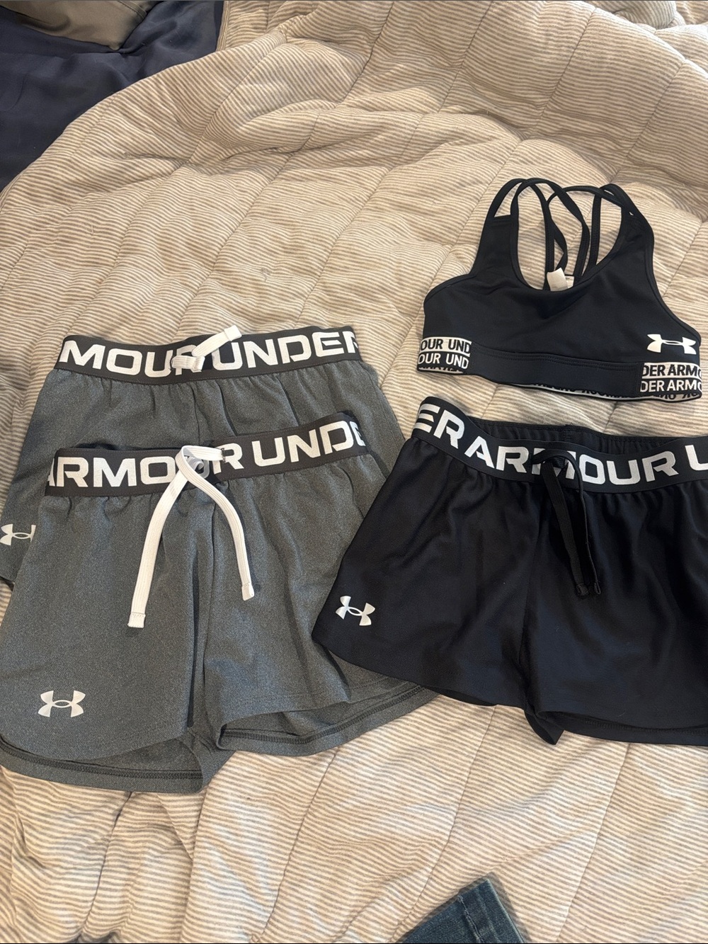 Girls Under Armour Shorts & Sprts Bra Lot Sz Small